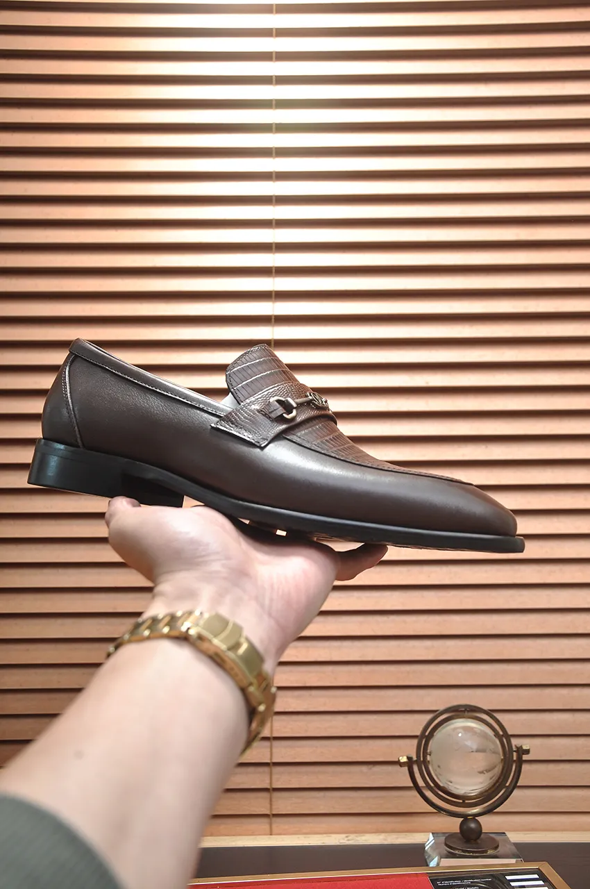 Men's men's shoes 💰540💶 [LV] (original single cowhide lining) 🍀LV's latest genuine leather business suit shoes are launched simultaneously on the official website. The first-layer cowhide imported from Italy is made of heavy gold, 💥official website 1:1 rubber outsole. Versatile to wear, high-end without losing class, and the color combination is extraordinary. This four-season style is alluring when worn on your feet, showing off your big-name flair. Standard code 38-45 (45 customized)